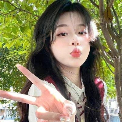 葡萄架下的女神